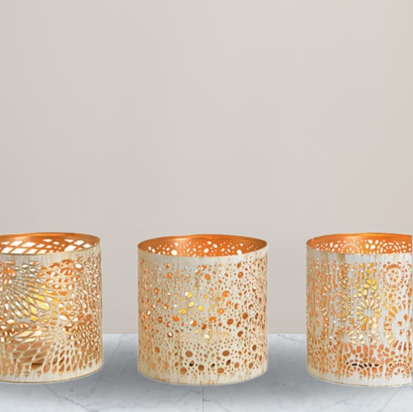 Wit metalen windlichtjes afgewerkt met goud. Set van 2