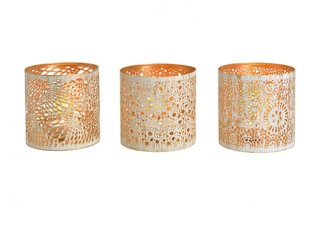 Wit metalen windlichtjes afgewerkt met goud. Set van 2